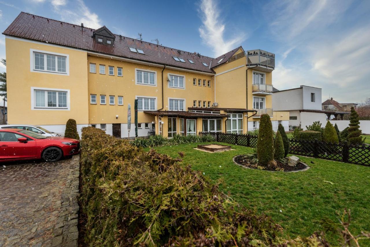Pension U Mydlaru Mnichovo Hradiste Exterior photo